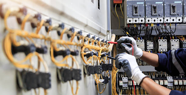 Professional Electrician technician working in Llano Grande, TX